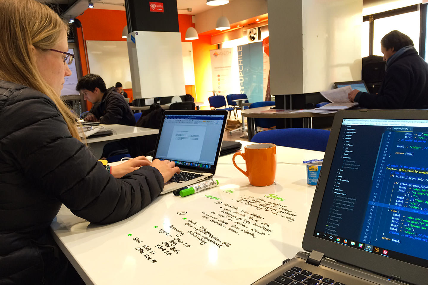 Launch-Vorbereitung am Computer im Coworking-Place